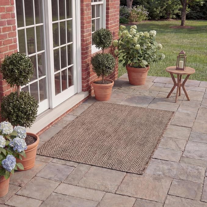 SAFAVIEH Outdoor Accent Rug 2'3"x5' - Image 2