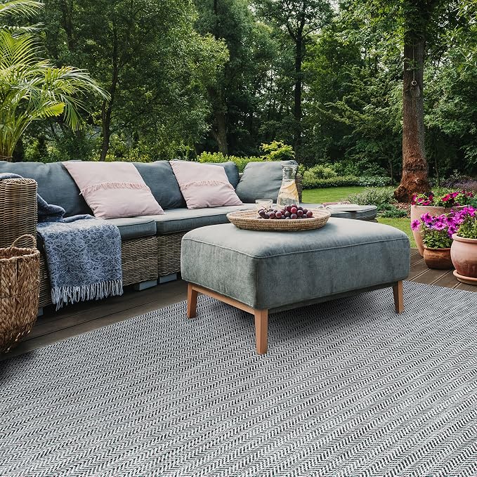 SAFAVIEH Outdoor Square Rug 9' - Image 7