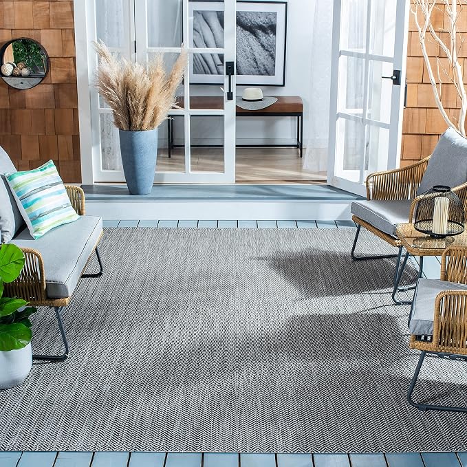 SAFAVIEH Outdoor Round Rug 4' by Unknown
